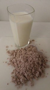Casein Proteinpulver mit Milchglas